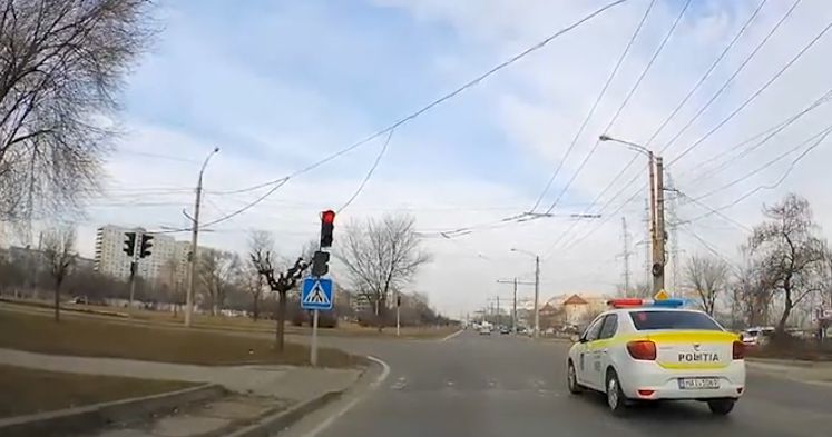 В столице экипаж полиции проехал перекресток на красный свет.