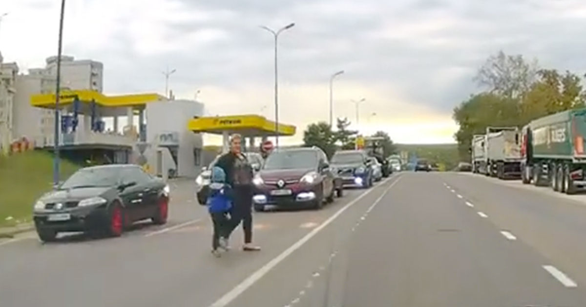 Мать и ребенок едва не угодили под колеса авто, переходя улицу в неположенном месте.