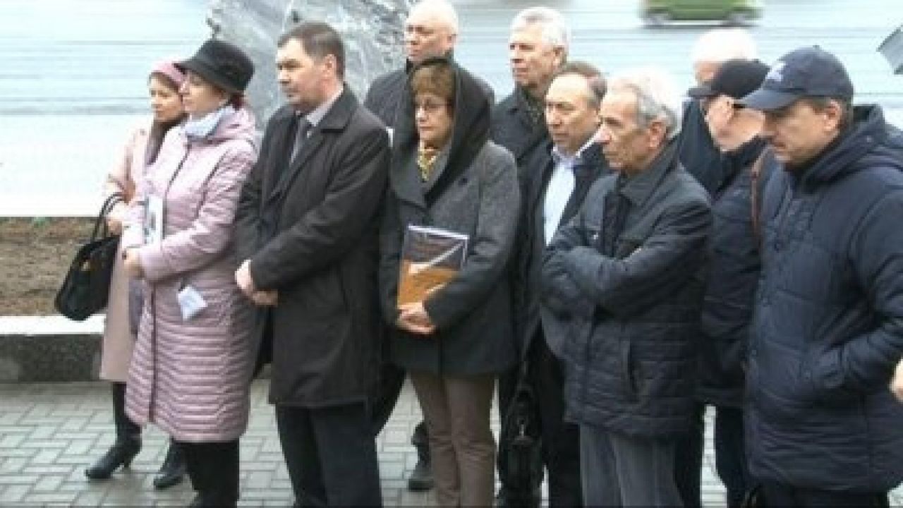 Сотрудники Института истории вышли на протест к зданию правительства.