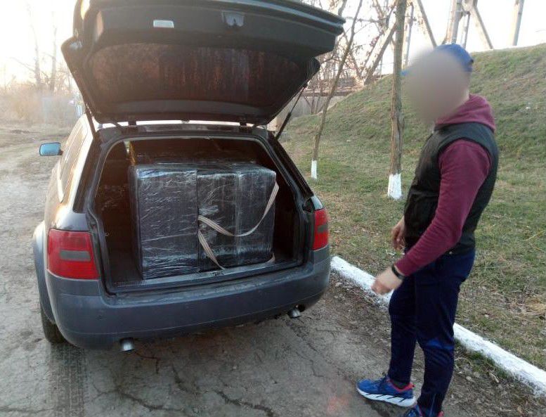 Polițiștii de frontieră de la Ungheni au descoperit un automobil plin cu țigări de contrabandă.