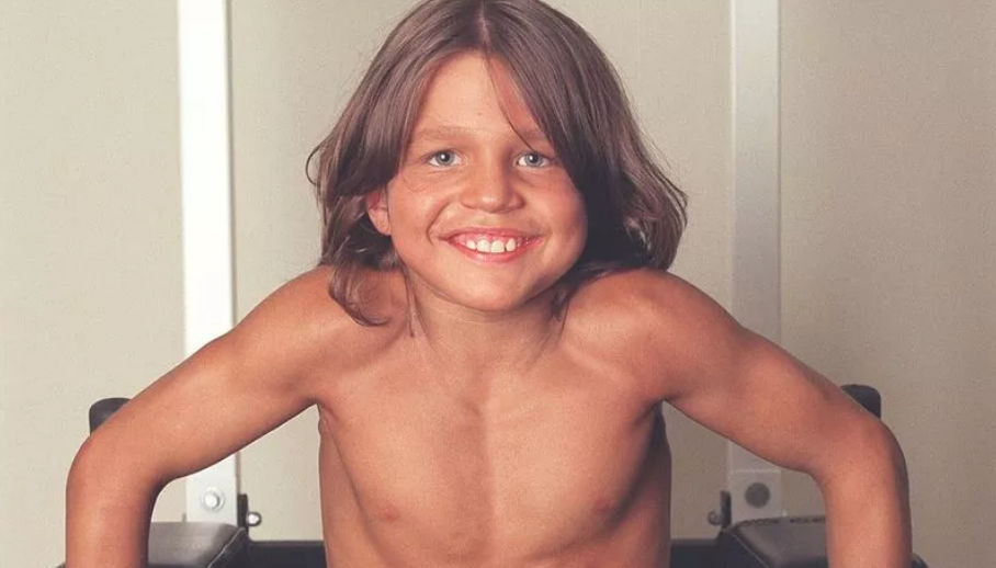 Cel mai puternic băiat a renunțat la bodybuilding și duce o viață obișnuită.