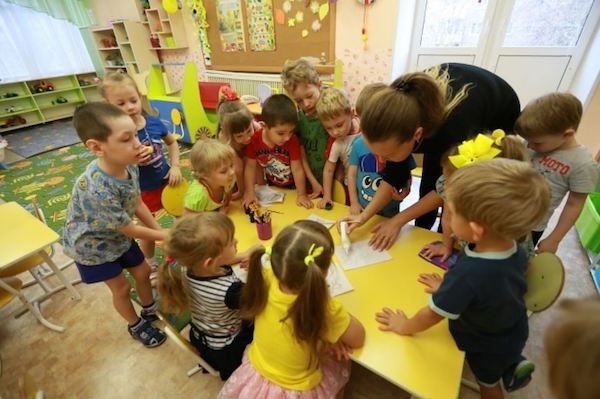 Проблема нехватки воспитателей в детсадах столицы продолжает обостряться.