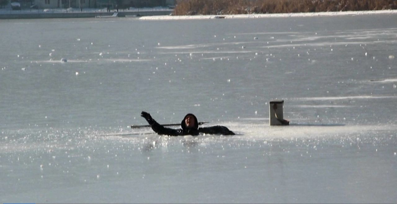 На озере в столичном парке Валя Морилор под лед провалились двое рыбаков.