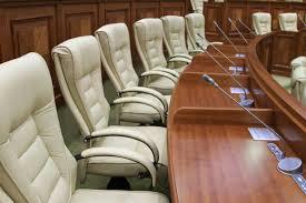 Vârsta medie a politicienilor care au acces în Parlament este de 48 de ani.Actualul Legislativ a îmbătrânit, în medie, cu doi ani, în comparaţie cu cel ales acum patru ani.