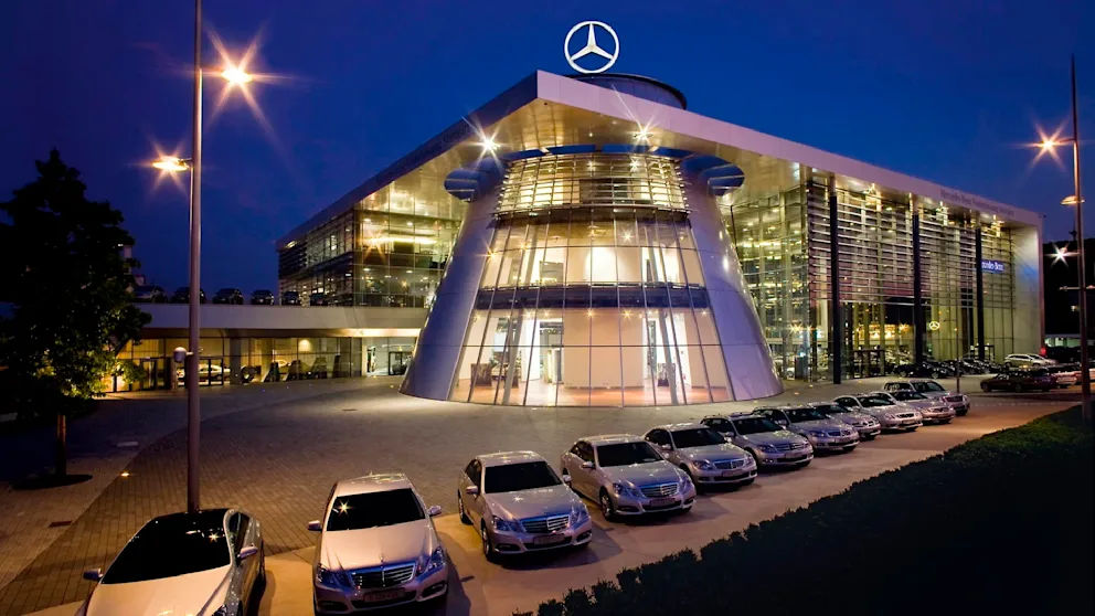 Profitul companiei Mercedes-Benz s-a înjumătățit din cauza tarifelor vamale impuse de SUA.