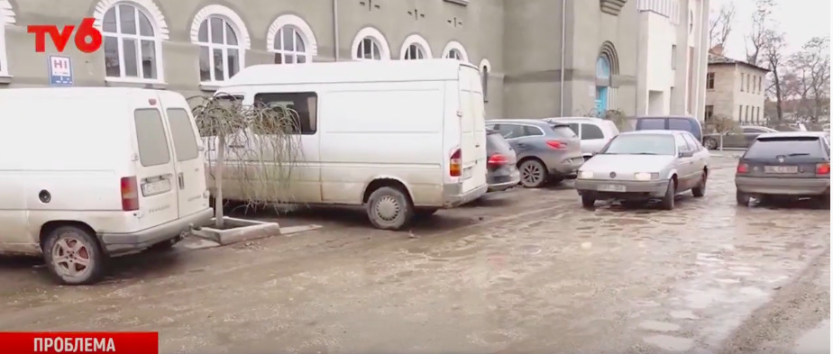 Разбитые и непроходимые дороги в Бельцах портят жизнь пешеходам и автомобилистам.