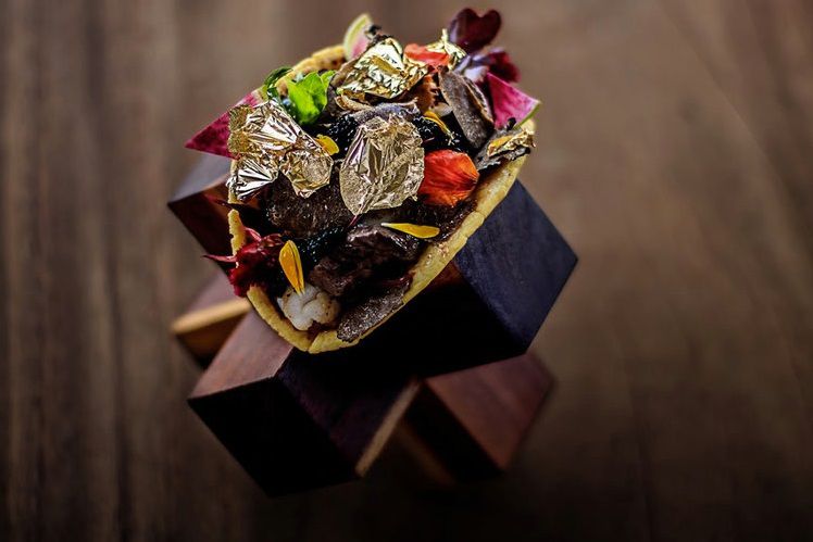 Un taco mexican, considerat ”cel mai scump din lume”, vândut la licitaţie cu 7.000 de dolari. 