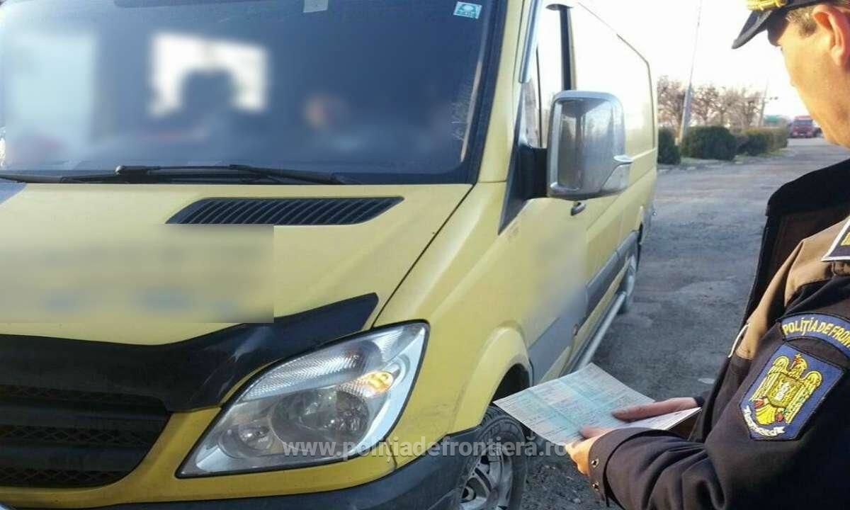 Мужчины подозреваются в использовании поддельных документов и незарегистрированных автомобилей. Фото: politiadefrontiera.ro.