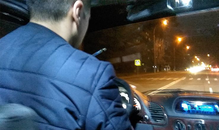 Водитель 113 маршрутки, управляя транспортом,разговаривал по телефону.