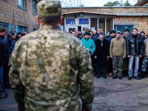 Из 2,5 млн украинцев в РФ половина – потенциальные призывники.