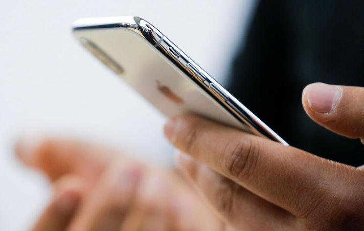 Apple примет меры, чтобы затруднить взлом iPhone. Фото: Reuters