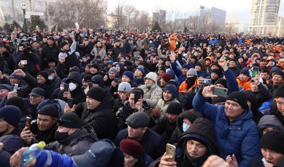 Президент Казахстана ввел режим ЧС в двух регионах страны.