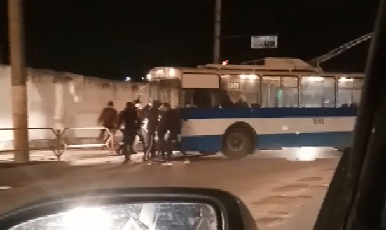 Mai mulți tineri, surprinși în timp ce împing un troleibuz la Durlești