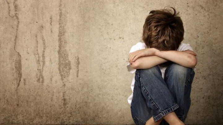 Înfiorător: Un băieţel, abuzat sexual cu acordul părinților de un preot
