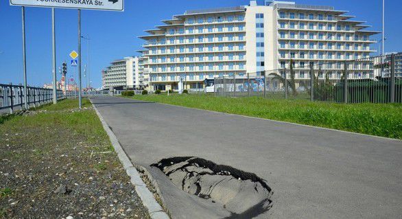Apartamentele în care au stat jurnaliștii și voluntarii sunt părăsite și au fost vandalizate de persoane neidentificate.