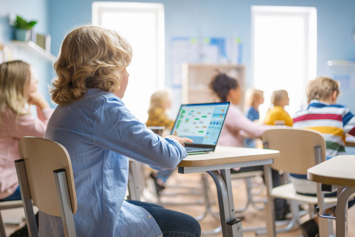 Studiu: Care este modalitate simplă de a îmbunătăți abilitățile lingvistice ale unui copil.