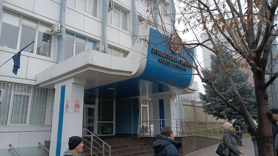 Поступило сообщение о бомбе в столичном суде сектора Буюканы: прибыли саперы и полиция.