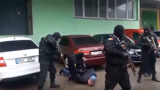 Опубликованы видеокадры задержания подозреваемых в покушении на Плахотнюка.