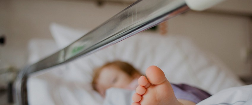 По факту избиения 2-летней девочки в Сынжерей было возбуждено уголовное дело.