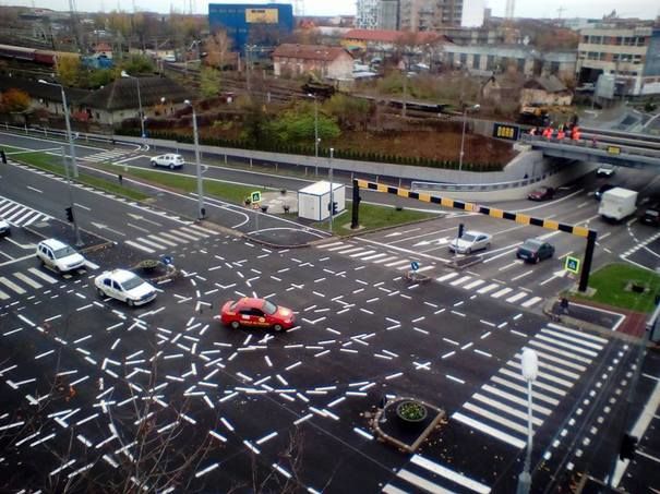 Tabloidul britanic The Sun a publicat trei fotografii cu celebra intersecție și i-a dedicat un articol special, cu titlul Dumul spre Iad.