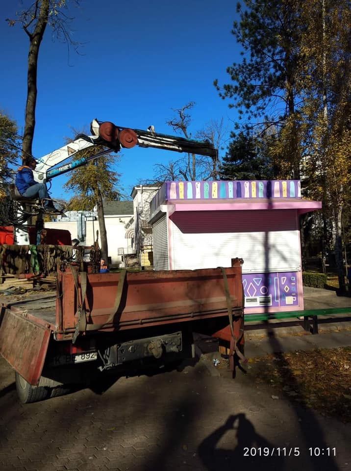 На Буюканах эвакуируют киоски и демонтируют "лягушки".