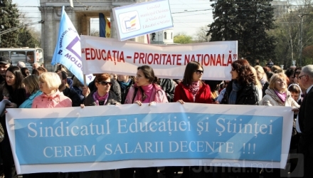 Sute de profesori pichetează în acest moment sediul Guvernului. Manifestanţii solicită autorităților majorarea salariilor cu 50% de pe 1 mai.