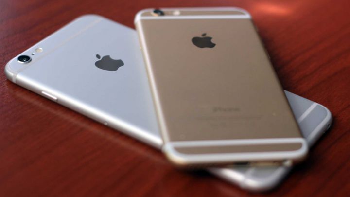 Competitorii Apple, inclusiv Samsung, au trecut deja la ecranele OLED pentru telefoanele lor emblematice.