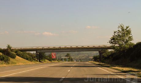 După ce drumul Sărăteni-Soroca a fost reparat din banii americanilor, autorităţile au decis să fie reabilitat şi traseul Bălţi-Sărăteni.  Foto: jurnal.md