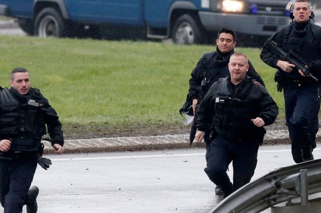 Poliţia a precizat că operaţiunea are legătură cu atacurile de la Paris.