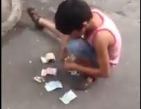 В Интернете появилось видео, на котором мальчик-попрошайка рассказывает, что собрал 200 леев.