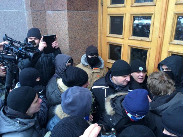 Активисты показали свой протест против повышения цен на проезд в метро".