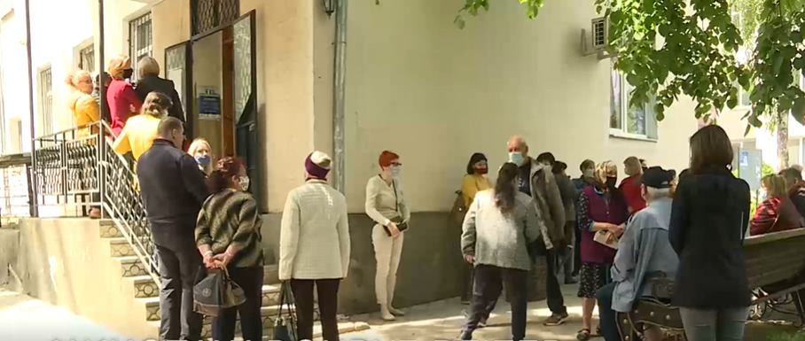 Очереди выстроились в первой центральной поликлинике Оргеева. 