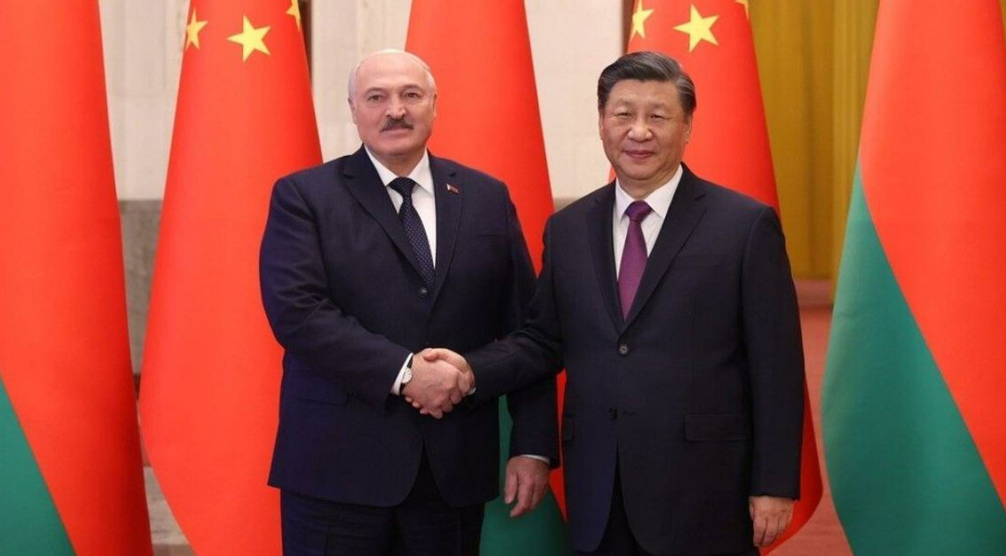 Лукашенко встретился с Си Цзиньпином в Пекине и поддержал его мирный план.