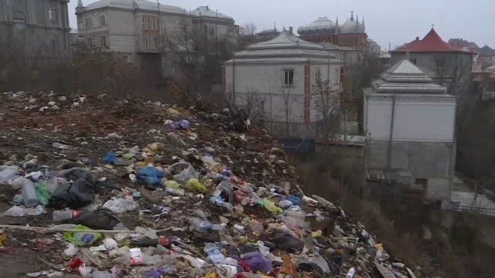 В Сороках один из кварталов превратился в свалку.