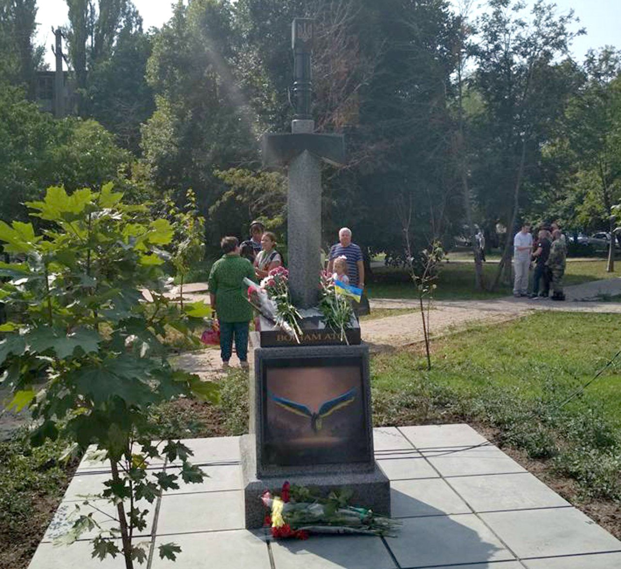 "Памятник не поврежден, из-за брошенного в его направлении взрывного устройства рядом образовалось яма глубиной 10 см", - сказал собеседник агентства.