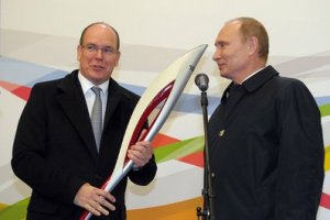 Владимир Путин подарил князю Монако Альберту II факел Олимпиады-2014 в Сочи. Фото: newsfiber.com
