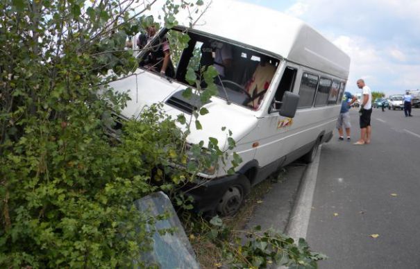 Presa română scrie că la faţa locului au intervenit patru echipaje SMURD, dintre care unul de terapie intensivă.