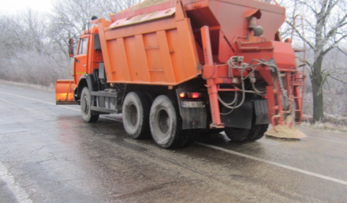Materialul antiderapant este deja împrăștiat pe drumurile naționale. Foto: mtid.gov.md