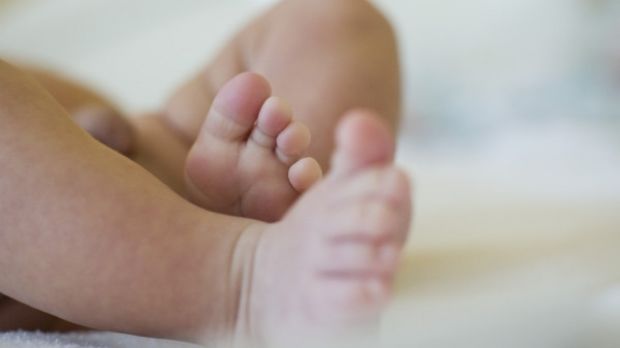 Tatăl natural al copilului este un refugiat din Mali dar, pentru moment, tribunalul nu i-a acordat dreptul să ia fetiţa.