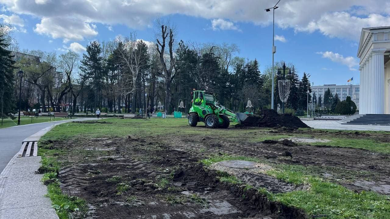 В столице ведутся работы по обустройству территории за Кафедральным собором.