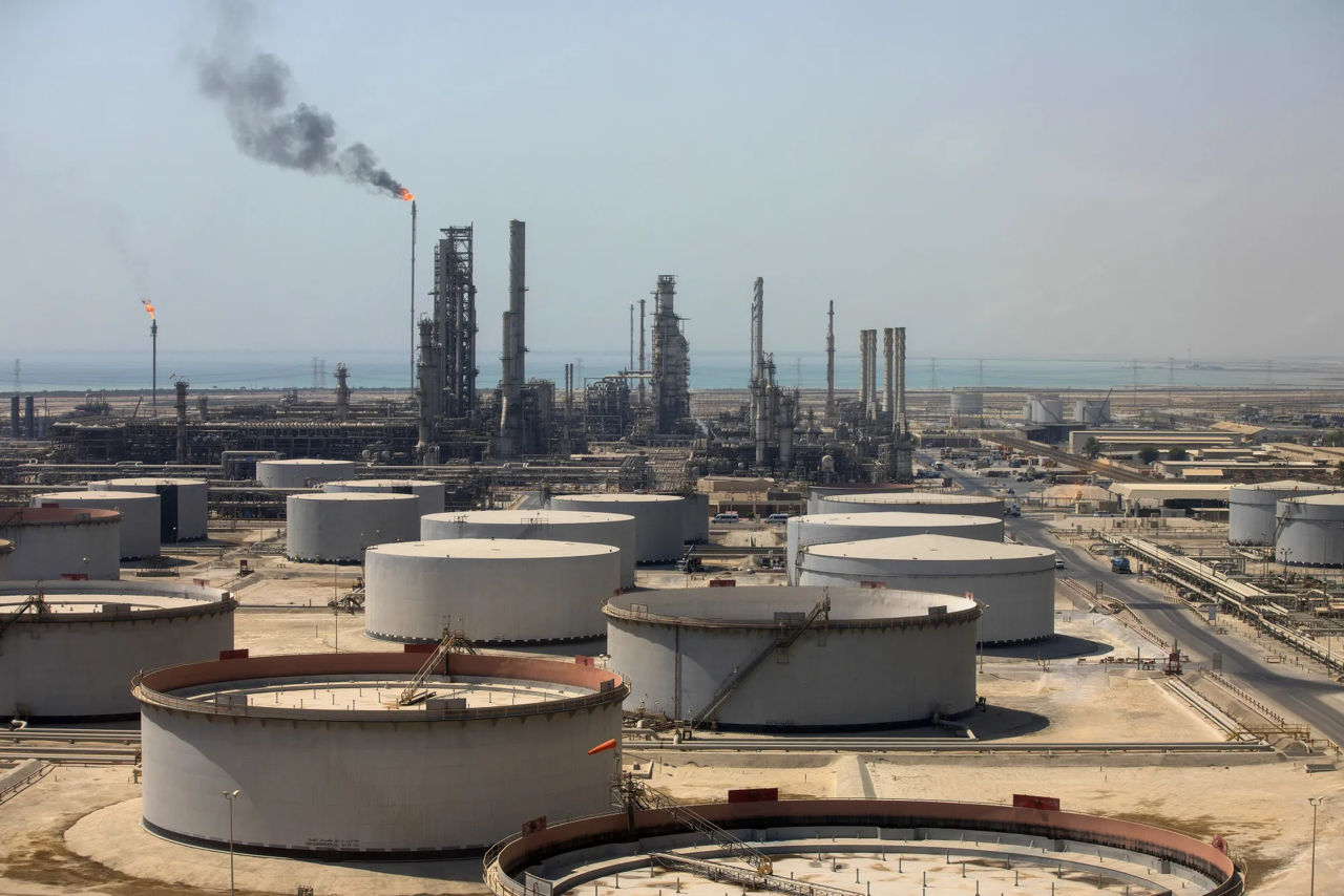 Саудовская Аравия приостанавливает поставки нефти в Европу после атаки на нефтепровод.