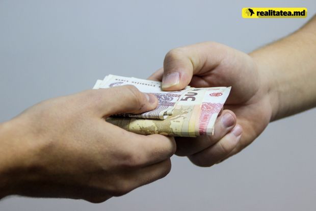 Inculpatul a pretins de la o persoană 700 euro pentru perfectarea unui livret militar. Foto: realitatea.md