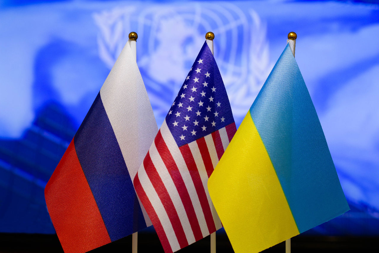 Axios: На данный момент нет планов проведения трехсторонней встречи США, Украины и РФ.