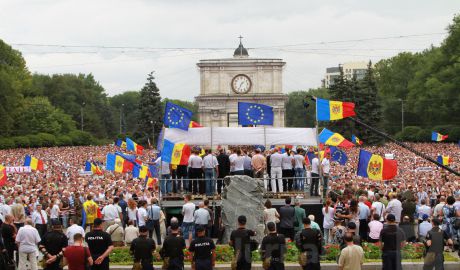 Это самые крупные протесты в истории этой страны на юго-востоке Европы.