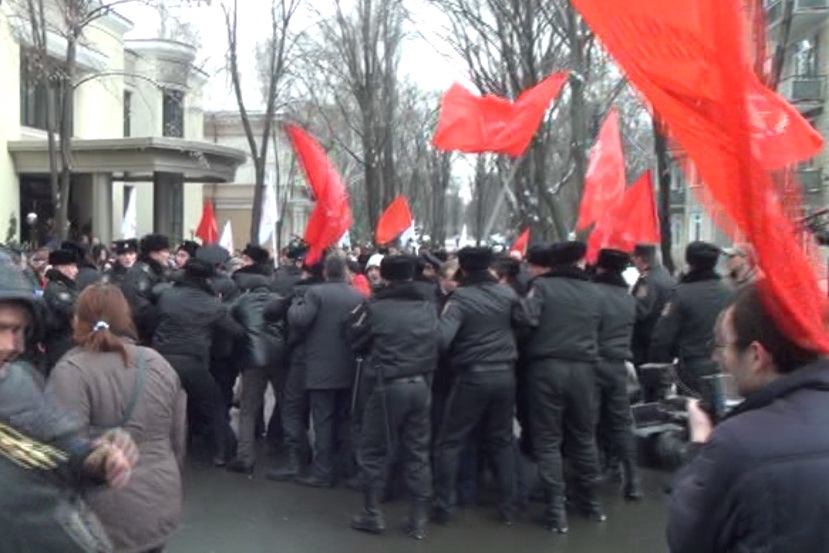 Партия коммунистов требует назвать имена тех, кто отдал приказ не пропускать мирную демонстрацию к государственной резиденции.