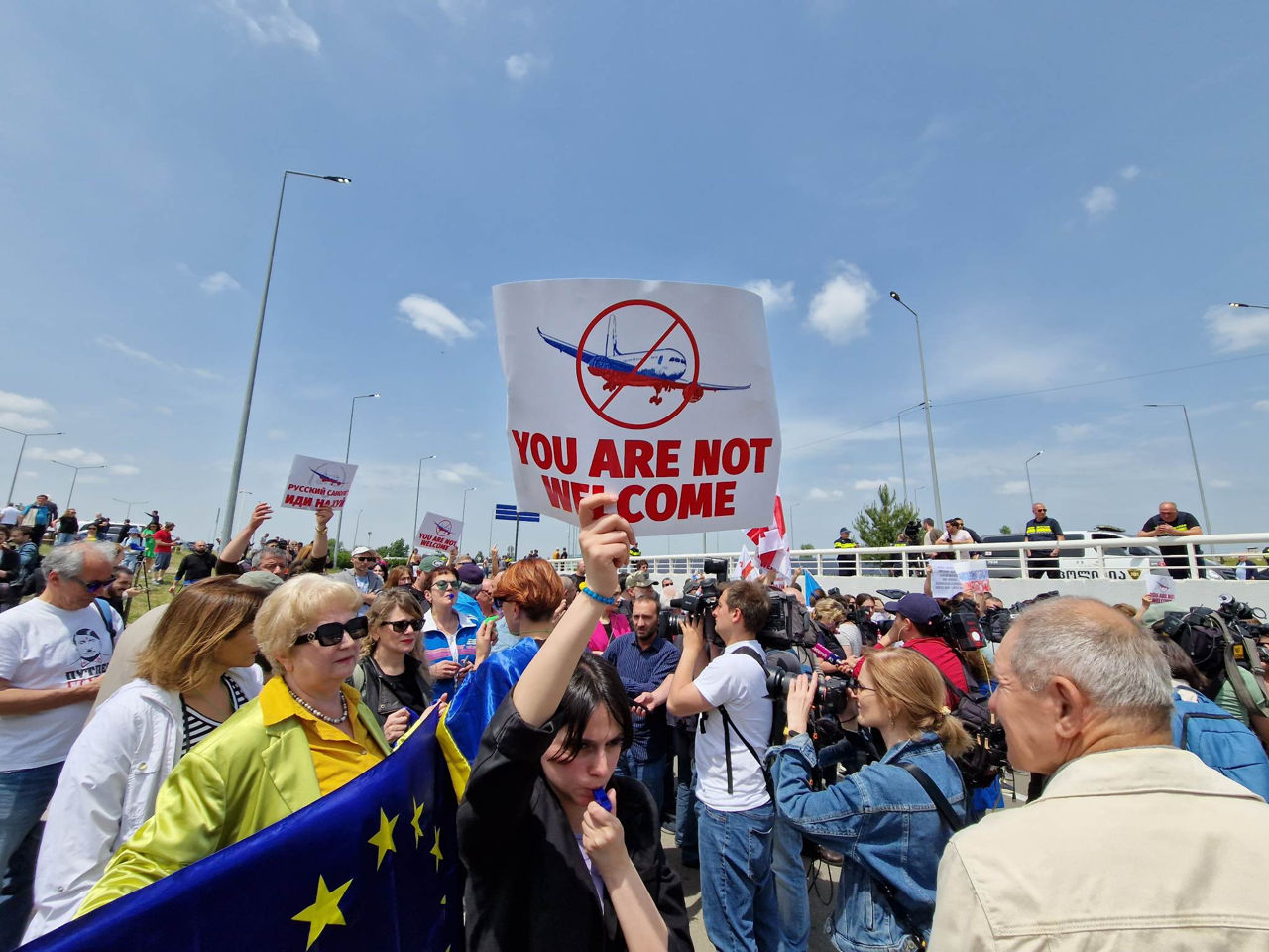 В аэропорту Тбилиси прошел митинг после приземления рейса из РФ.