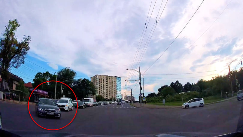 Viraj periculos la o intersecție din Chișinău: Un șofer de BMW, în vizorul Poliției.