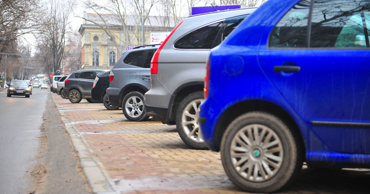 В столице по-прежнему остро стоит вопрос парковочных мест.