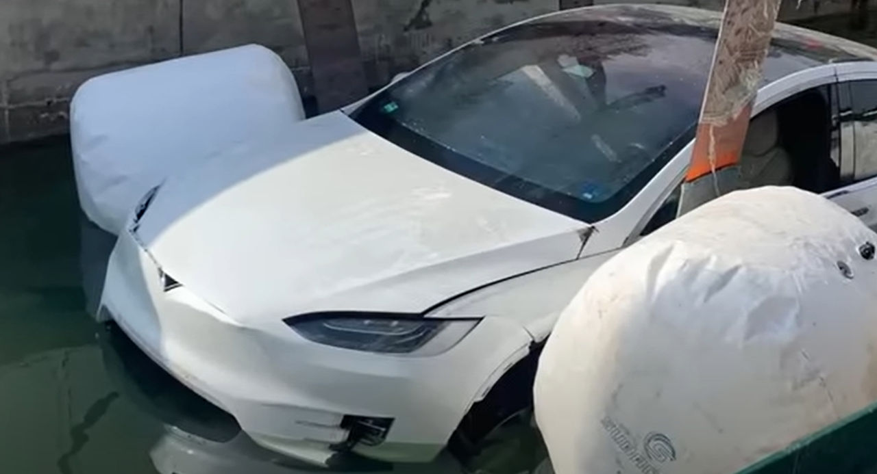 Tesla Model X загорелась под водой: это сняли на видео