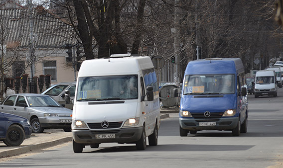 Potrivit funcţionarului, administratorii celor 100 de microbuze care au picat examenul tehnic mai au jumătate de lună să înlăture defecţiunile. 